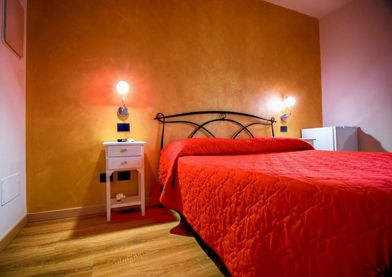 La Casa Dei Nonni Sul Garda Hotell Peschiera del Garda Exteriör bild